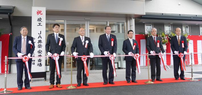 完成を祝い関係者がテープカットを行いましたの内容を表示