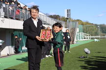 優勝チームの選手へ「美濃娘」を贈る伊藤副本部長(左)の内容を表示