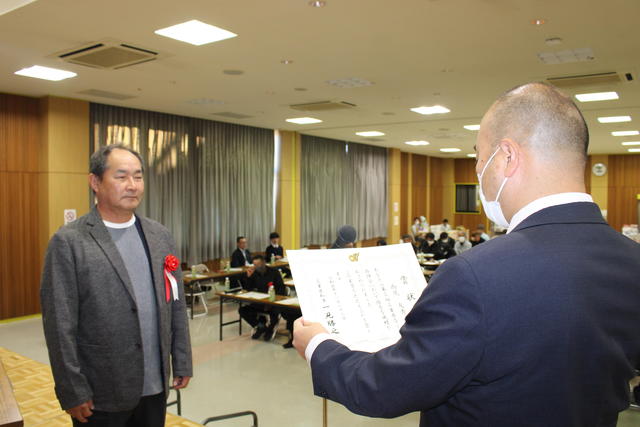 知事賞の表彰を受ける西尾さん(左) の内容を表示