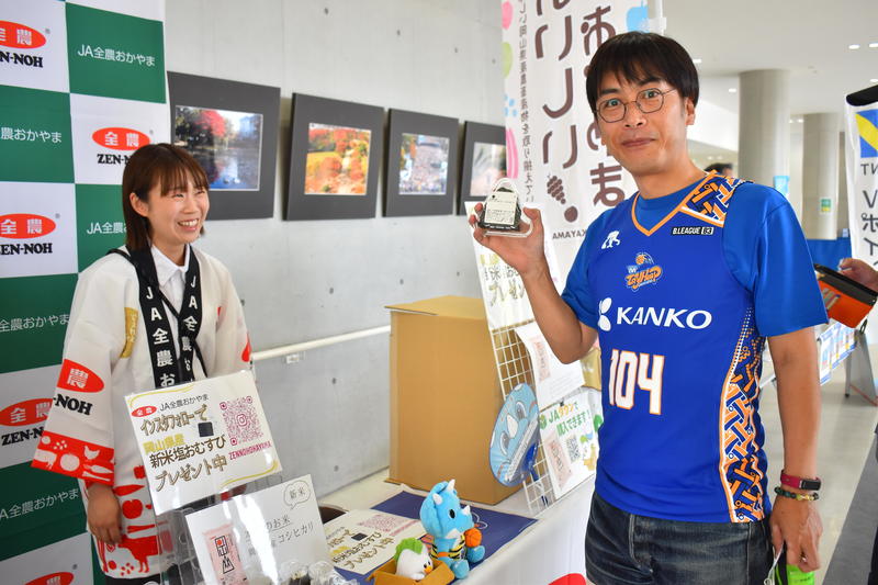本会広報大使「でぇれぇ好きじゃけぇ岡山大使」のリンクアップとっしーさんにもお渡ししました。とっしーさんは、トライフープ岡山のMCも務められています。の内容を表示